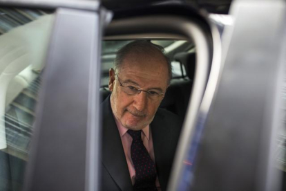 Rodrigo Rato entra en el coche tras un registro policial en su vivienda, en abril del 2015.-AP / ANDRES KUDACKI