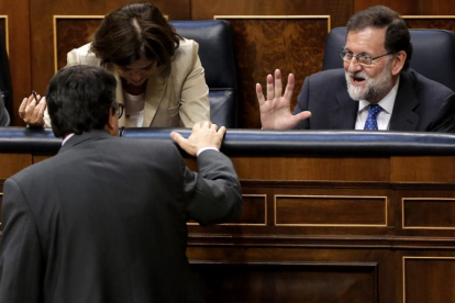 El presidente del Gobierno, Mariano Rajoy, saluda al diputado del PNV Aitor Esteban.-JOSE LUIS ROCA