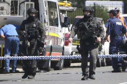 La policía en Australia controla la escena de un tiroteo.-AP