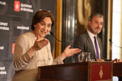 Ada Colau y Jaume Collboni, en el acto de firma de su pacto de gobierno, en mayo el 2016.-RICARD CUGAT