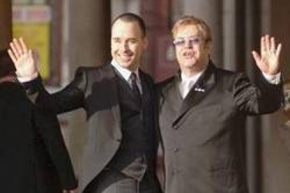 Elton John (derecha) y su pareja, David Furnish, en la ceremonia civil celebrada en el 2005.-Foto: EFE/ Archivo