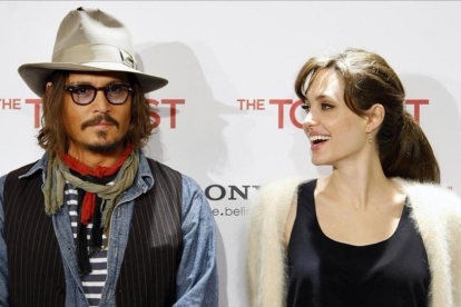 Johnny Deep y Angelina Jolie, en la presentación en Madrid de 'The Tourist', en diciembre de 2010.-DAVID CASTRO