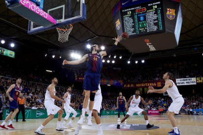 El pívot croata del Barcelona Lassa, Ante Tomic (c), durante el partido de la jornada 22 contra el Real Madrid de Liga Endesa ACB disputado hoy en el Palau Blaugrana.-EFE