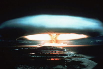 Bomba nuclear detonada en el atolón de Mururoa, en la Polinesia francesa, en 1971.-AP