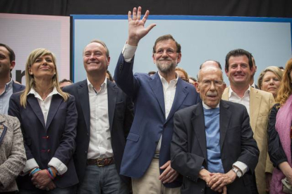 Rajoy, junto a Alberto Fabra, en el mitin de Alicante.-Foto:  MIGUEL LORENZO