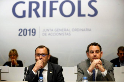 Los consejeros delegados de Grifols, Raimon Grifols (i) y Víctor Grifols Deu (d), al inicio de la Junta General de Accionistas de la multinacional catalana de hemoderivados.-EFE