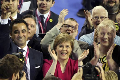 La líder de los nacionalistas escoceses, Nicola Sturgeon, celebra los resultados.-Foto: AP / SCOTT HEPPELL