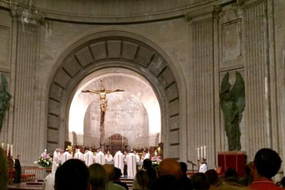 Misa en el Valle de los Caídos concelebrada por los frailes benedictinos de su abadía.-MARIO FERNÁNDEZ PORTILLO