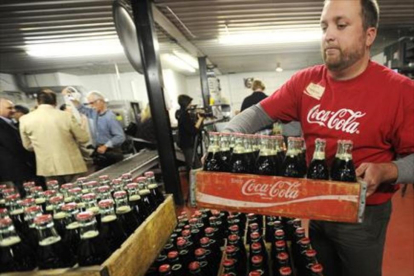Trasiego de botellas de coca-cola en una embotelladora.-ARCHIVO / AP