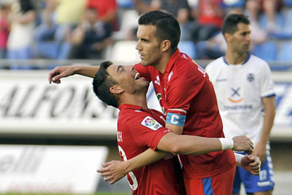 Julio Álvarez y Sergi Enrich se abrazan tras uno de los tres goles que anotó ayer el Numancia.-Diego Mayor