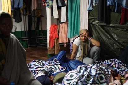 Varias migrantes, en el interior del barco de Open Arms.-FRANCISCO GENTICO (OPEN ARMS)