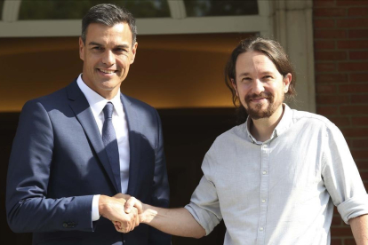 El presidente del Gobierno, Pedro Sanchez, y el secretario general de Podemos, Pablo Iglesias, en el Palacio de la Moncloa.-DAVID CASTRO