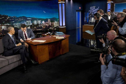 El presidente de los Estados Unidos Barack Obama habla con el presentador de televisión Jimmy Kimmel.-Foto: EFE