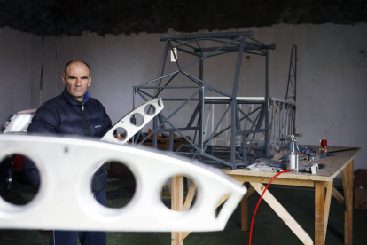 El ingeniero soriano José Ignacio Morales construye un avión monoplaza en su casa. Concha Ortega / ICAL-