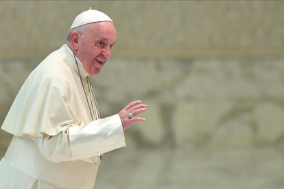 El papa Francisco llega a su audiencia de los miercoles en el Vaticano.-EFE
