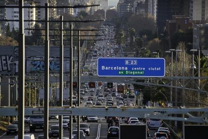 Tráfico intenso en la salida de Barcelona por la Diagonal a primera hora de la mañana, el pasado enero-JOAN CORTADELLAS