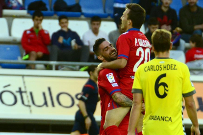 Mateu levanta a Pablo Valcarce tras el gol que marcaba el jugador berciano.-Álvaro Martínez