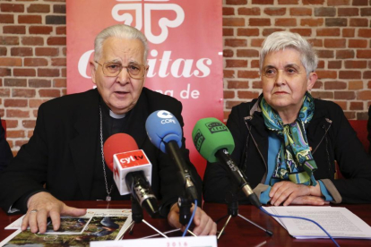 El obispo de León, Julián López, presenta la memoria de actividades de Cáritas Diocesana correspondiente al pasado año. Junto a él, la directora de Cáritas León, Beatriz Gallego.-ICAL