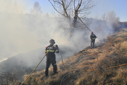 Los bomberos sofocan un incendio en una imagen de archivo. HDS