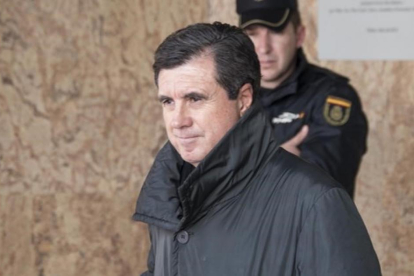 El expresidente del Govern balear Jaume Matas  a su salida durante un descanso de la sala del juicio del caso Noos.-EFE