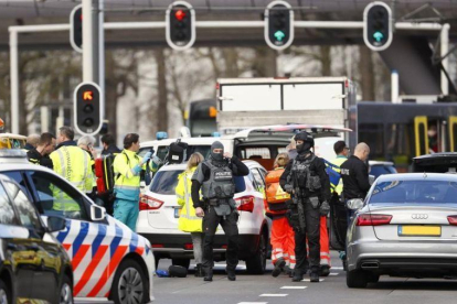 Servicios de emergencia en el lugar donde se ha producido el tiroteo, en Utrecht.-ROBIN VAN LONKHUIJSEN (AFP)