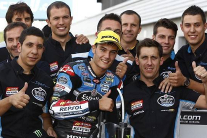 Navarro celebra su 'pole' con su equipo Honda en Silverstone.-REPSOL/JAIME OLIVARES