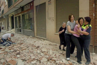 Varias personas en la calle de Galicia de Lorca  una de las afectadas por el terremoto de 5 2 grados que sacudió Murcia, el 11 de mayo del 2011.-EFE / SRAEL SANCHEZ