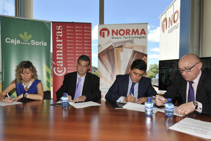 Nuria Sánchez, Alberto Santamaría, Carlos Martínez y Domingo Barca, en la firma del convenio.-V. G.