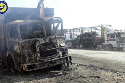 Camiones de ayuda humanitaria bombardeados cerca de Alepo.-EFE