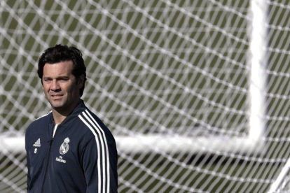 El técnico Santiago Solari durante el último entrenamiento del Madrid.-EFE