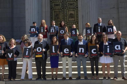 Representantes de todos los partidos han mostrado este martes su apoyo en el Congreso a la iniciativa de Save the Children para aprobar una ley contra la violencia infantil.-DAVID CASTRO