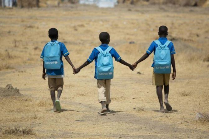 Unos niños se dirigen al colegio en una imagen de archivo.-UNICEF