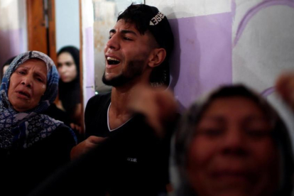 Palestinos, desgarrados por el dolor tras la muerte de unos familiares.-MOHAMMED SALEM