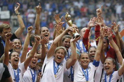 Estados Unidos se coronó campeón del mundial femenino de fútbol en el certamen celebrado en Francia.-AP
