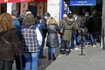 Cola en la administración de lotería Doña Manolita en la Puerta de El Sol de Madrid.-EFE / J.J.GUILLEN