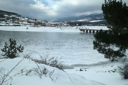 Vinuesa vista desde la otra orilla del embalse de Cuerda del Pozo a mediodía de ayer.-ENRIQUE MUÑOZ