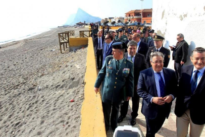 El ministro Zoido, durante la visita a La Línea de la Concepción.-A CARRASCO RAGEL