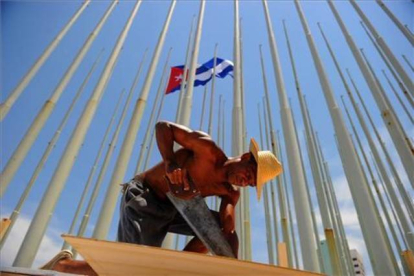 Trabajadores cubanos preparan el recinto donde se celebrará la ceremonia de izada de bandera en la embajada de Estados Unidos de La Habana.-AFP / YAMIL LAGE