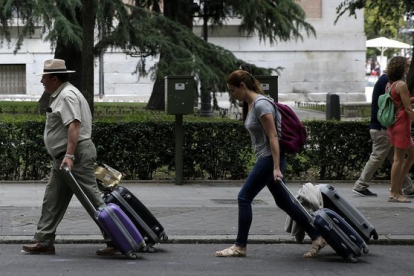 Turistas por el Paseo del Prado de Madrid.-JOSE LUIS ROCA