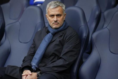 El técnico del Chelsea José Mourinho, durante el duelo ante el Tottenham-REUTERS / PAUL CHILDS