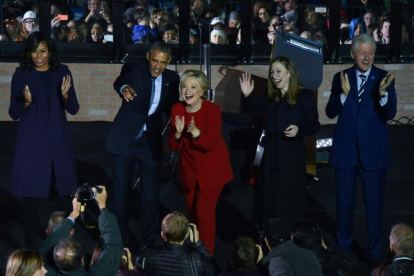 Los Clinton y los Obama, durante el acto de fin de campaña, este lunes en Filadelfia.-AFP / NICHOLAS KAMM