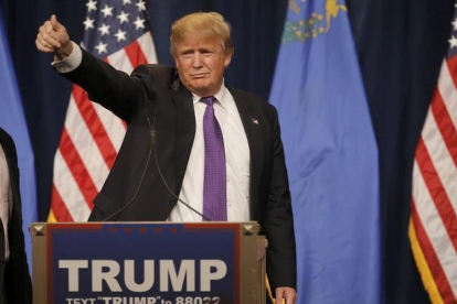 Donald Trump saluda a sus seguidores tras conocer su victoria en el caucus de Nevada.-REUTERS / JIM YOUNG