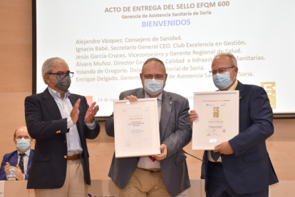 Vázquez, Babé y Delgado durante la entrega del sello. HDS