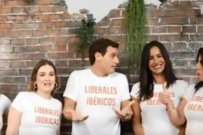 Rivera y otros miembros de Ciudadanos llevan unas camisetas con el lema ’liberal ibérico’.-TWITTER