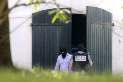 La Guardia Civil y la Policía francesa han hallado un arsenal de armas y explosivos de ETA en el centro de Biarritz (Francia).-JUAN HERRERO (EFE)