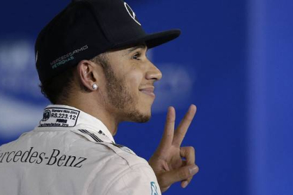 Lewis Hamilton hace el signo de la victoria tras conseguir la 'pole' del GP de Baréin.-Foto:  AP / LUCA BRUNO
