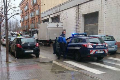 Uno de los vehículos de la policía francesa que persigue a los fugitivos.-Foto: AGENCIAS