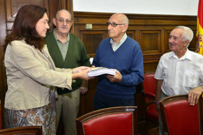 Representantes de Soria Ya registran las firmas en Subdelegación. / ÁLVARO MARTÍNEZ-