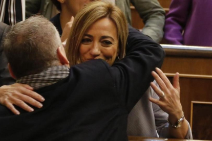 Chacón se despide de un diputado socialista a la conclusión del último pleno de la 11ª legislatura, en abril del año pasado.-AGUSTIN CATALAN