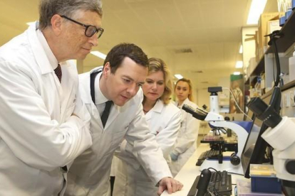 Bill Gates y el ministro George Osborn, ayer, visitando la escuela de medicina tropical de Liverpool.-DAVE THOMPSON